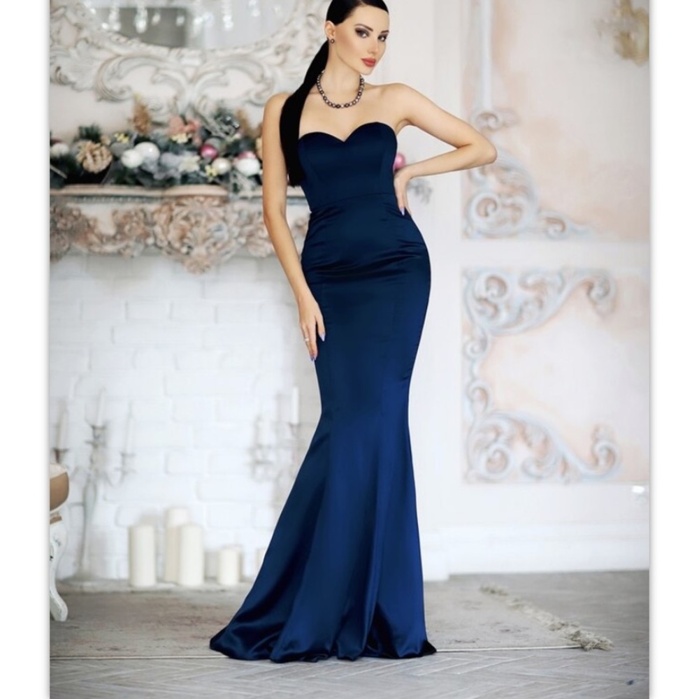 Gown - Picture 7 of 8